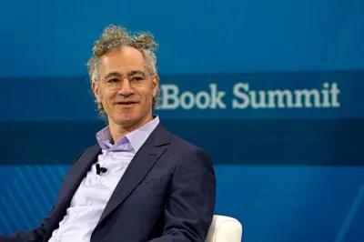 Алекс Карп виступає на сцені під час саміту The New York Times DealBook Summit 2025