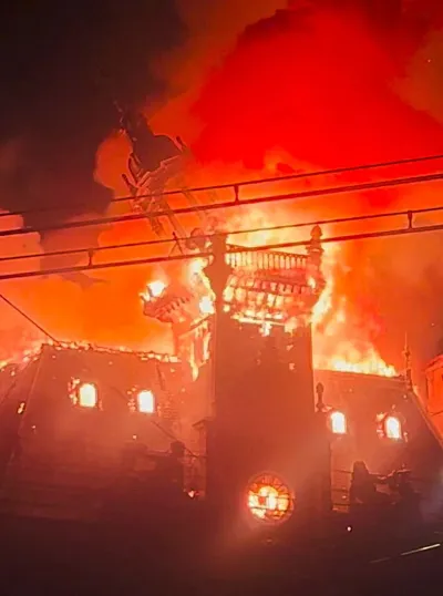 Пожежа в мерії Ліможа під час масових заворушень у Франції 17 жовтня / Фото: Lucas Destrem/via REUTERS 