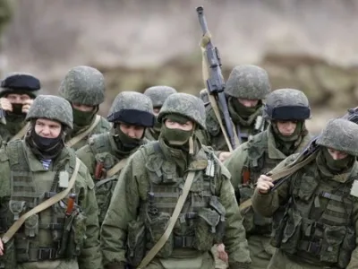 Росія й надалі стягує війська і техніку до Криму