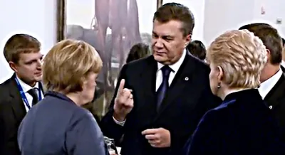 Янукович показує палець Ангелі Меркель