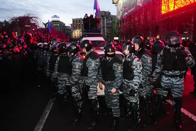 Мешканці Василькова заблокували коледж НАУ, у дворі якого стоїть 21 автобус зі спецназівцями