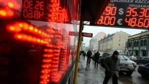 В Росії обвалився курс рубля та біржові індекси