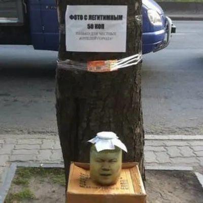 В Дніпропетровську виставили "консервовану голову Януковича"