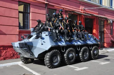 У Чернівцях до будівлі обласної міліції підігнали БТР зі спецпризначенцями (фото)