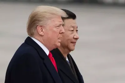 Президент США Дональд Трамп і Президент КНР Сі Цзіньпін у ​​Пекіні 9 листопада 2017 року. НІКОЛАС АСФУРІ (NICOLAS ASFOURI) / AFP / GETTY