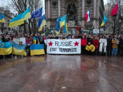 Акція на підсилення України у Нормандському форматі, Париж, 8 грудня 2019 року. Плакат «РОСІЯ - ТЕРОРИСТИЧНА ДЕРЖАВА»