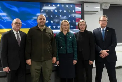 Міністр оборони України і посол США в Україні (в центрі) разом з американськими інспекторами