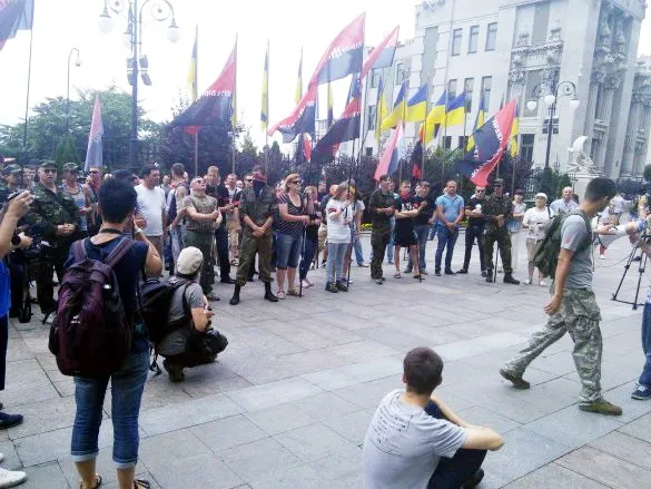 Правий сектор вимагає від Порошенка озброїти добровольчі батальйони