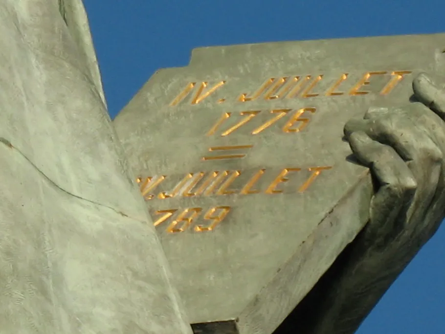 Напис « IV Juillet 1776 = XIV Juillet 1789 » на таблиці Статуї Свободи в Парижі 