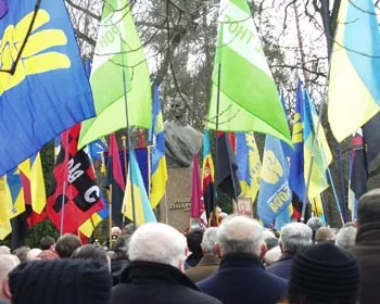 Хоч тушкою, хоч опудалом, але при владі!