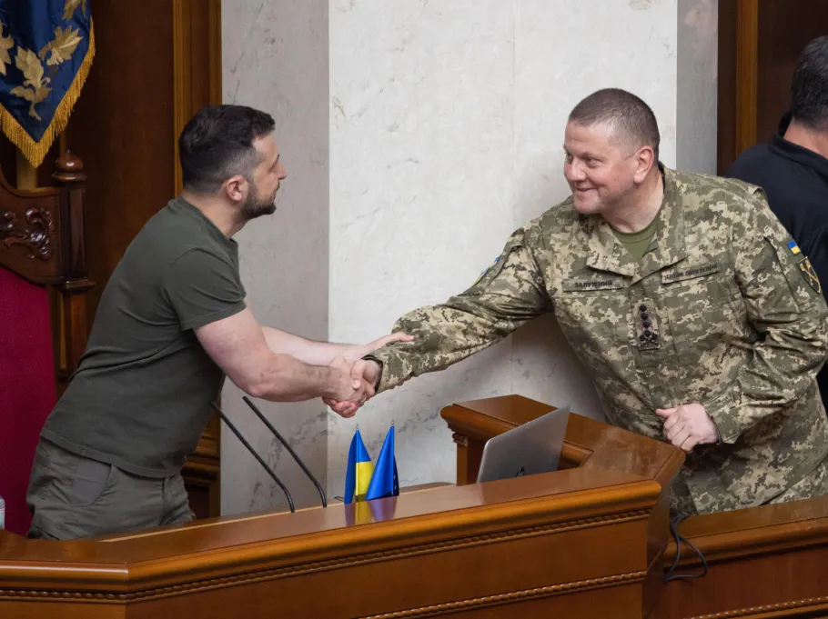 Володимир Зеленський вітає Валерія Залужного.  