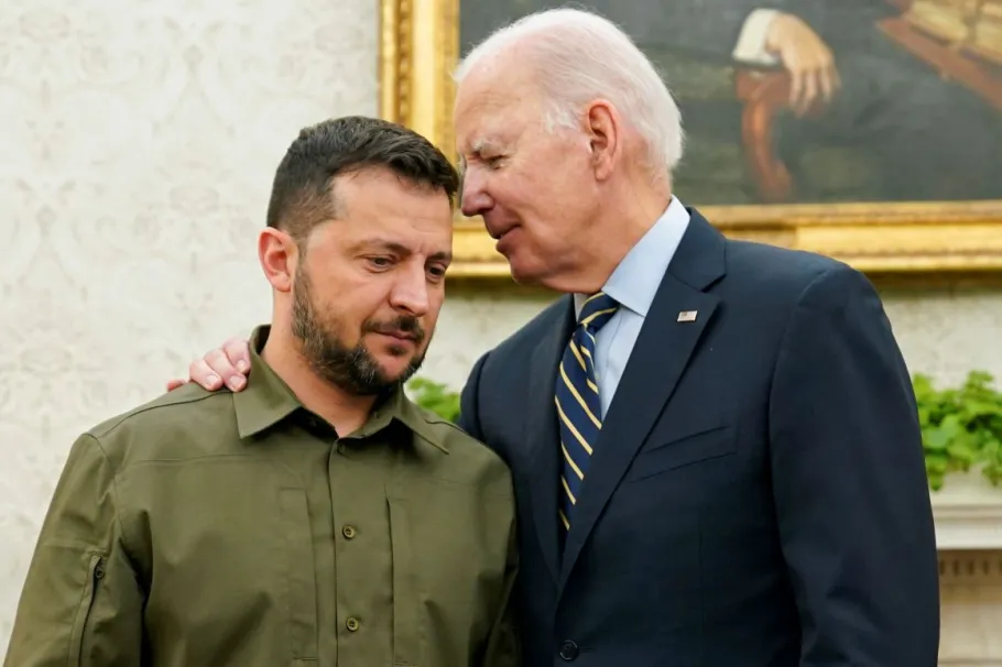 Байден обнюхує Зеленського. Фото: Evan Vucci, AP 