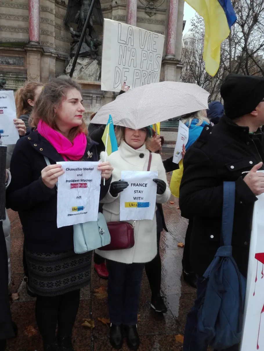 «Життя не має ціни» «Канцлерко Ангело і Преиденте Макроне, тисніть на Путіна, а не на Україну!», «Франціє, залишайся з Україною!» Формат Нормандії